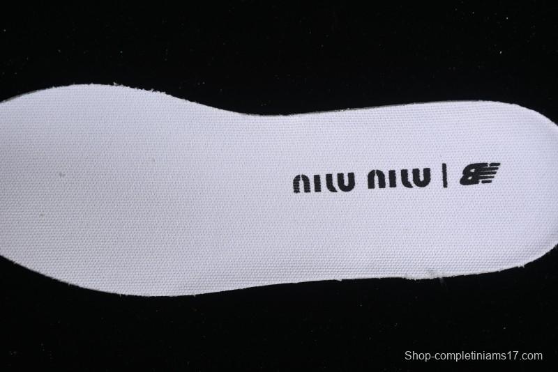 Miu Miu x New Balance 530 Low-Top Retro Running Sneakers with Dual Lace Design - G.D4