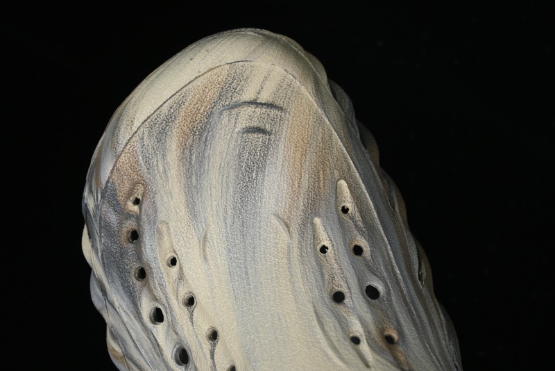 Crocs Classic Clog Slip-On Beach Sandals with Ventilation Holes - B.D4