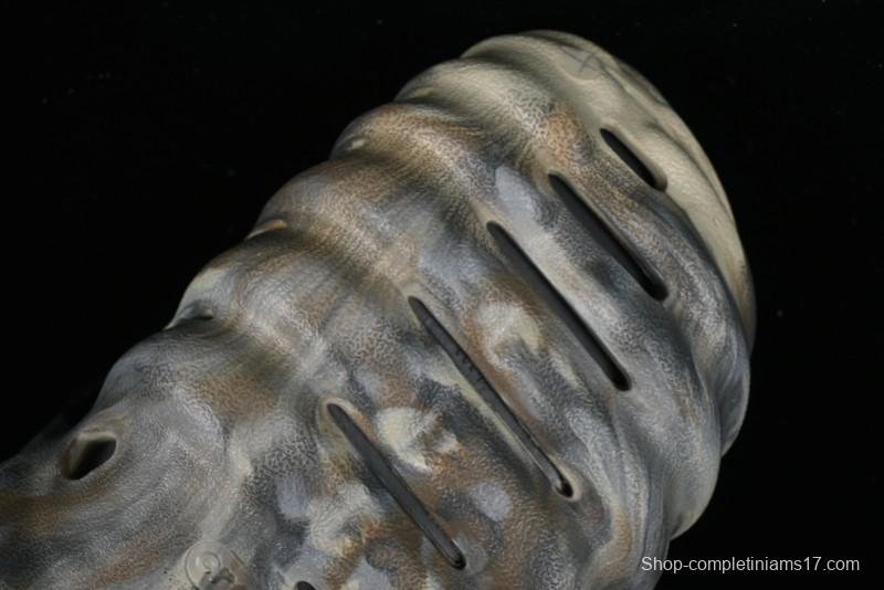 Crocs Classic Clog Slip-On Beach Sandals with Ventilation Holes - B.D4