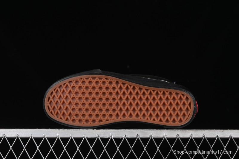 Vans Knu Skool Low Top Retro Casual Vulcanized Slip-On Shoes in Black - VN000CRPBMA