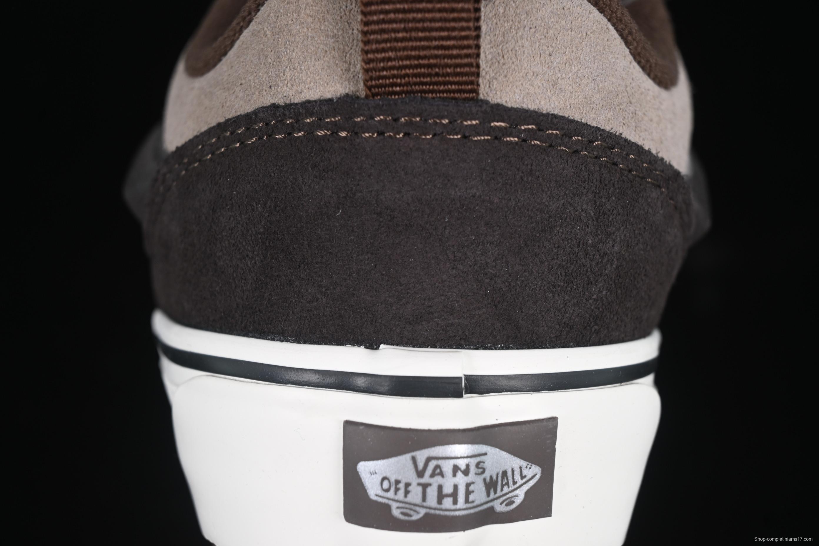 Vans Knu Skool Low-Top Retro Chunky Sneakers with Oversized Logo - VN0009QC2LN