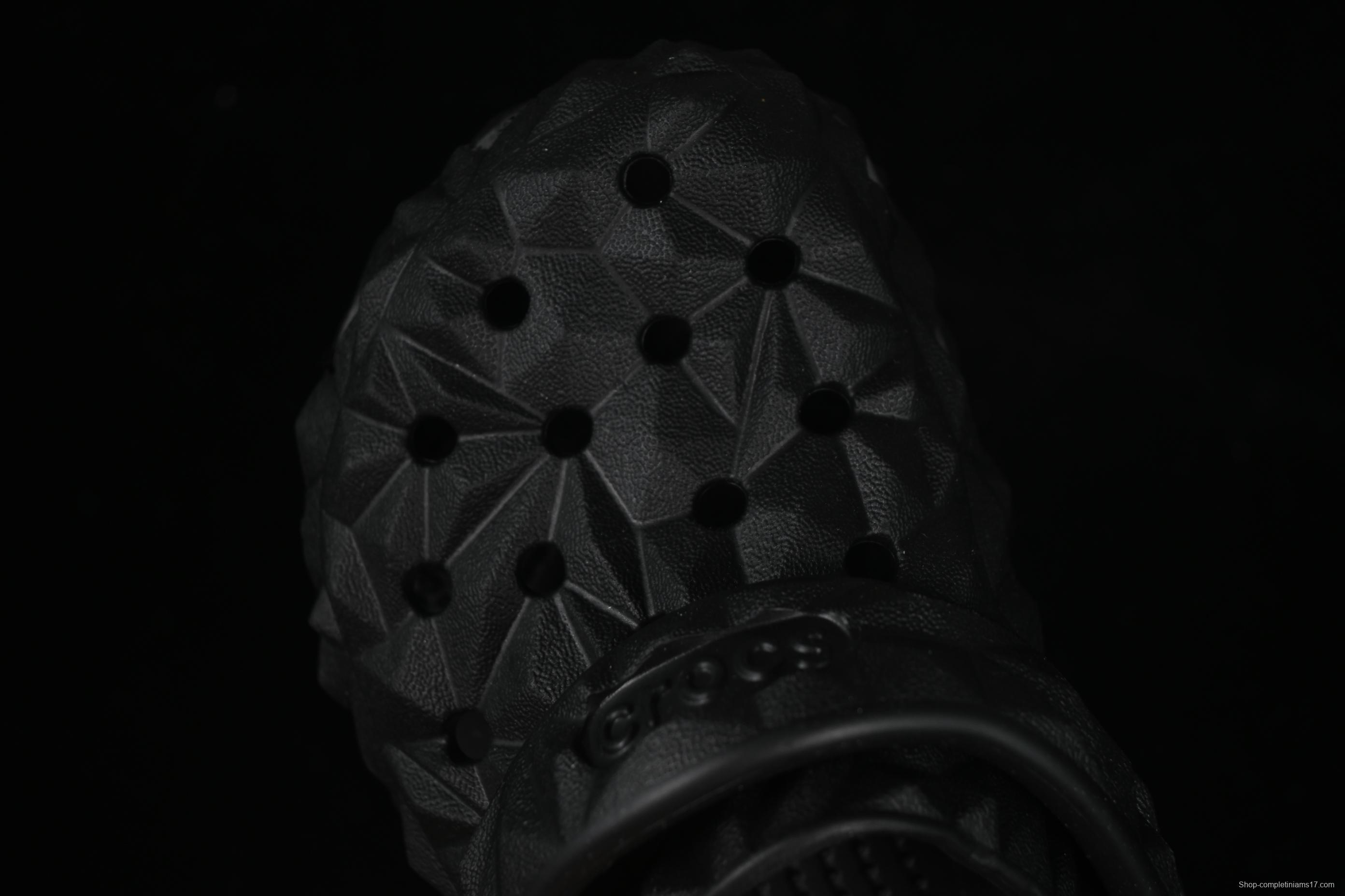 Crocs Classic Clog Kids Lightweight Slip-Resistant Clog with Ventilation Holes - B.D4