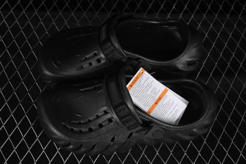 Crocs Classic Clog Slip-On Beach Sandals with Ventilation Holes - B.D4